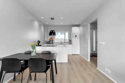 Kuchyň nebo kuchyňský kout v ubytování Modern & Stylish Downtown Apartment