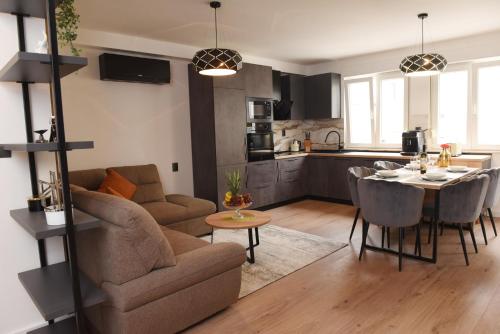 cocina y sala de estar con mesa y sofá. en Navigo, en Ploče
