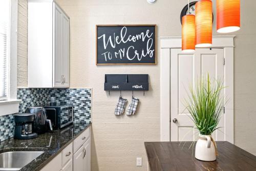 Kuchyň nebo kuchyňský kout v ubytování Charming and Historic Bungalow Near All