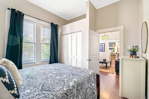 Postel nebo postele na pokoji v ubytování Charming and Historic Bungalow Near All