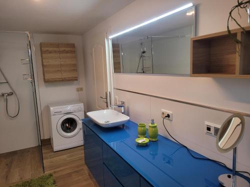 łazienka z umywalką i pralką w obiekcie Wohnung Rosa w mieście Plattenburg