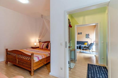 ein Schlafzimmer mit einem Bett und ein Wohnzimmer in der Unterkunft Ferienhaus Brigitte in Hornberg