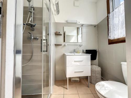 W łazience znajduje się prysznic, umywalka i toaleta. w obiekcie Gorges du Tarn : charmant gîte avec vue sur le Tarn w mieście Sainte-Enimie