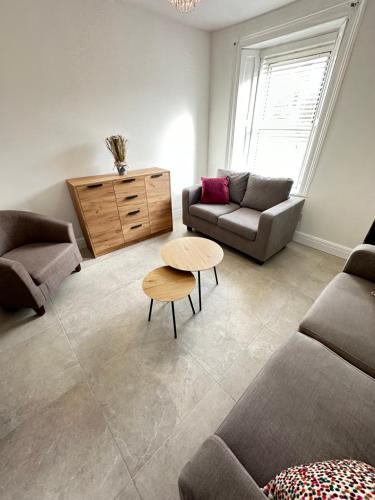sala de estar con sofá y mesa en Cosy corner en Sligo