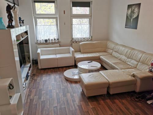 uma sala de estar com um sofá e uma mesa em NearWöhrderSeaAndStation em Nurembergue