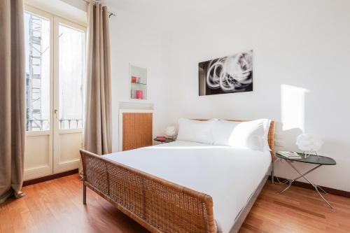 ミラノにあるBrera Apartments in Porta Veneziaのベッドルーム(大きな白いベッド1台、窓付)
