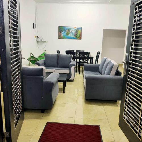 - un salon avec des canapés bleus et une table dans l'établissement Distance 1km from beach and town, à Port Dickson