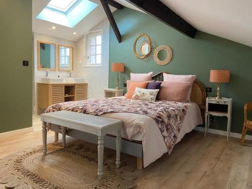1 dormitorio con 1 cama grande y lavamanos en La plaine de l'Angelus, en Chailly-en-Bière