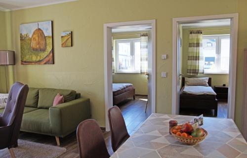 een woonkamer met een tafel en een bank bij Ferienwohnungen am Roten Nil in Lübben