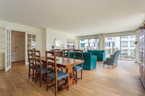 une salle à manger avec une table et des chaises dans l'établissement Bel appartement en plein centre ville et 50 m de la grande plage, à Saint-Jean-de-Luz