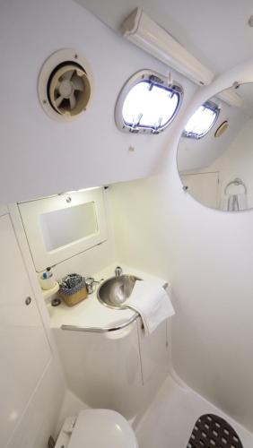 Vonios kambarys apgyvendinimo įstaigoje voilier Santa Clara