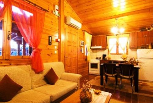 uma sala de estar com um sofá, uma mesa e uma cozinha em Vigla Ias em Neos Marmaras