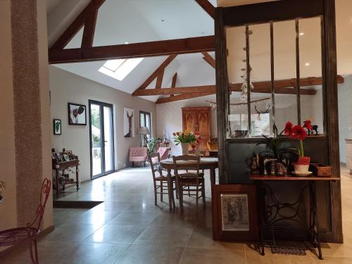 Photo de la galerie de l'établissement L'Aupinouse Chambre double Chardon, au 1er étage avec salle d'eau privative, à La Suze-sur-Sarthe