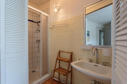 une salle de bain avec un lavabo, une douche et un miroir dans l'établissement Bel appartement en plein centre ville et 50 m de la grande plage, à Saint-Jean-de-Luz