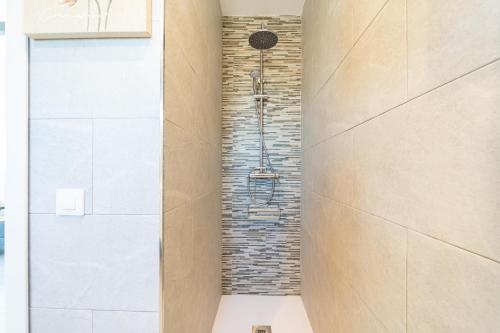 a shower in a bathroom with a tile wall at Apartamento Jibazahora Escorpio in Zahora