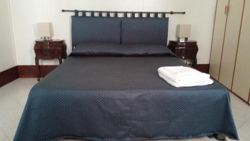 1 dormitorio con 1 cama con edredón azul en Appartamento Corte Zappa, en Venecia