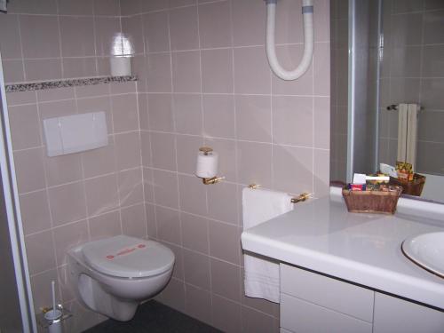 Madonna del SassoにあるHotel Panoramico adults onlyの白いバスルーム(トイレ、シンク付)