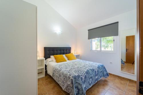 Habitación blanca con cama y ventana en Apartamento Jibazahora Leo, en Zahora