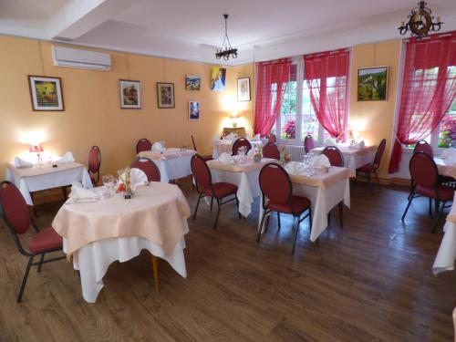 Ресторан / где поесть в Le Chalet de la Foret Hôtel 3 étoiles et Restaurant