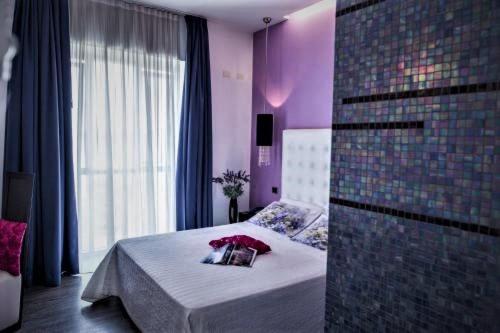 a bedroom with a bed and a tile wall at Hotel In - Lounge Room in Cazzago di Pianiga