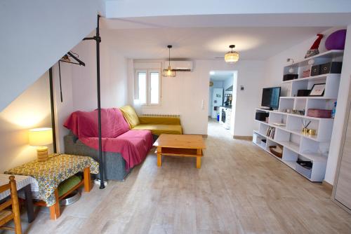 a living room with a couch and a table at Cuencaloft Mari De Reyes in Cuenca