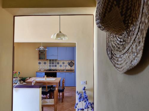 eine Küche und ein Esszimmer mit einem Tisch in der Unterkunft Casa Spezzara (tra Tropea e Capo Vaticano) in Santa Domenica