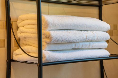 stos ręczników na wieszaku w łazience w obiekcie Apartamento Jibazahora Piscis w mieście Zahora