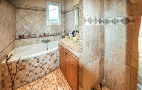 A bathroom at 3 Bedroom Stunning Home In Orange