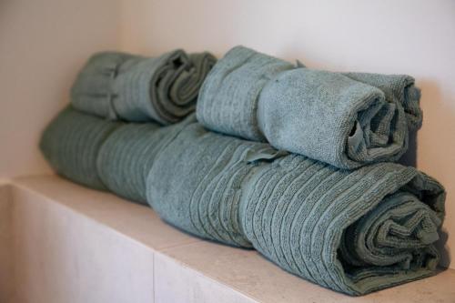 sterta ręczników na półce w obiekcie Porto di Mare Ustka- apartament w centrum w Ustce