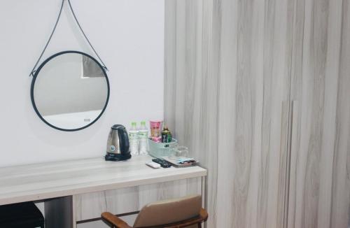 a dressing table with a mirror and a chair at HAPPY HOTEL Tp Rạch Giá, Kiên Giang in Ấp Rạch Mẹo