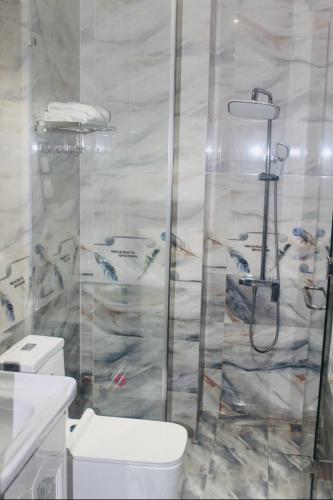 a bathroom with a glass shower with a toilet at HAPPY HOTEL Tp Rạch Giá, Kiên Giang in Ấp Rạch Mẹo