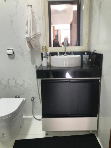 y baño con lavabo, aseo y espejo. en TERRAÇO EM COPACABANA VC, en Río de Janeiro