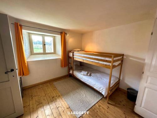 une chambre avec un lit superposé et une fenêtre dans l'établissement Escapade isolée dans les bois, piscine & étangs, à Brossac
