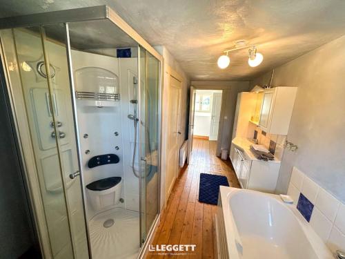 une salle de bain avec une douche, un lavabo et une baignoire dans l'établissement Escapade isolée dans les bois, piscine & étangs, à Brossac