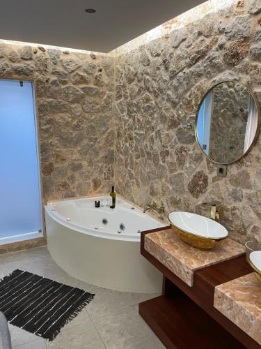 2-Luxury jacuzzi white suite by the sea