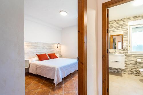 sypialnia z łóżkiem i łazienką w obiekcie Apartamento Jibazahora B1 w mieście Zahora