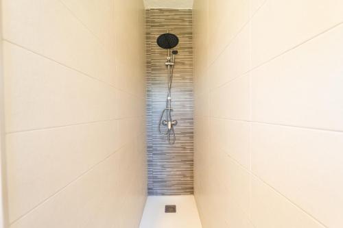 a shower in a room with a wall at Apartamento Jibazahora B3 in Zahora