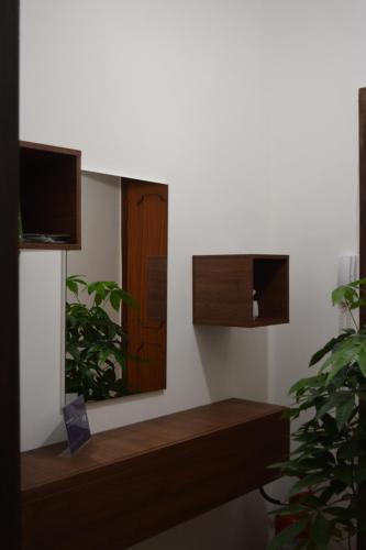 Pokój z lustrem i telewizorem na ścianie w obiekcie Residenza Lo Bello Vedere w mieście Caserta