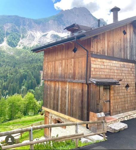 a wooden building with a view of a mountain at Chalet La Rite Dolomiti in Masariè