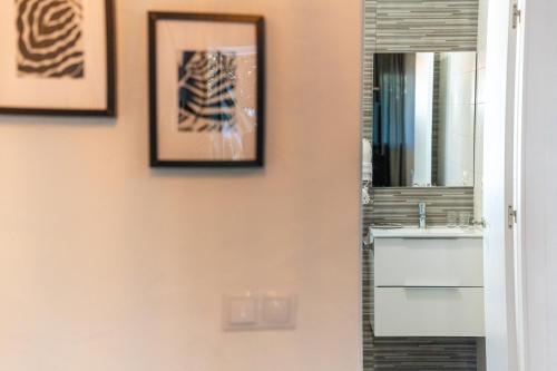 a bathroom with a sink and a mirror at Apartamento Jibazahora B5 in Zahora
