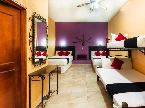 a room with three bunk beds and a mirror at Villas el Paraíso, El Rollo in Tlaquiltenango