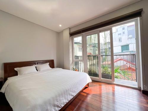 ハノイにあるNINE HOUSING 535 Kim Maのベッドルーム1室(ベッド1台、大きな窓付)