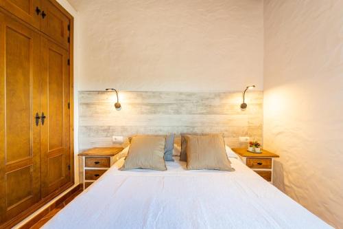 - une chambre avec un lit blanc et 2 tables de chevet dans l'établissement Apartamento Jibazahora P2 - Primera Planta, à Zahora