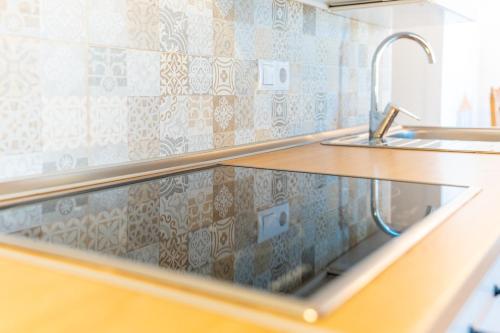 - un comptoir dans une cuisine avec un évier et un comptoir dans l'établissement Apartamento Jibazahora P2 - Primera Planta, à Zahora