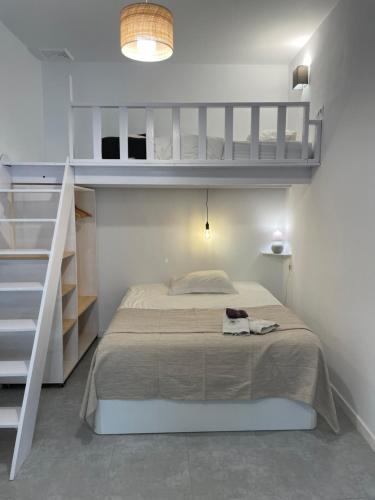 タリファにあるCasa Florinda Tarifaのベッドルーム1室(二段ベッド1組、階段付)