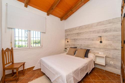 um quarto com uma cama e uma parede de madeira em Apartamento Jibazahora P4 em Zahora