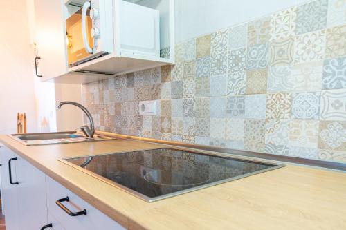 cocina con fregadero y encimera en Apartamento Jibazahora P4, en Zahora