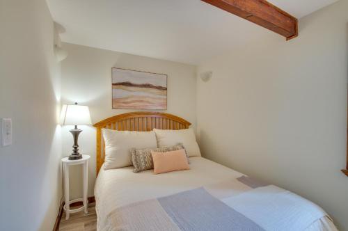 um quarto com uma cama e uma cabeceira em madeira em Cozy Hillside Hideaway in Wintergreen Resort! em Lyndhurst