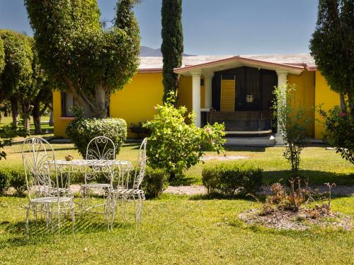 - une table et des chaises dans la cour d'une maison dans l'établissement Villas El Paraiso, à Tlaquiltenango
