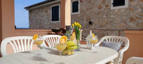 - une table blanche avec un bol de bananes et des boissons dans l'établissement Sea Breeze Suite - Beachfront, à Kali